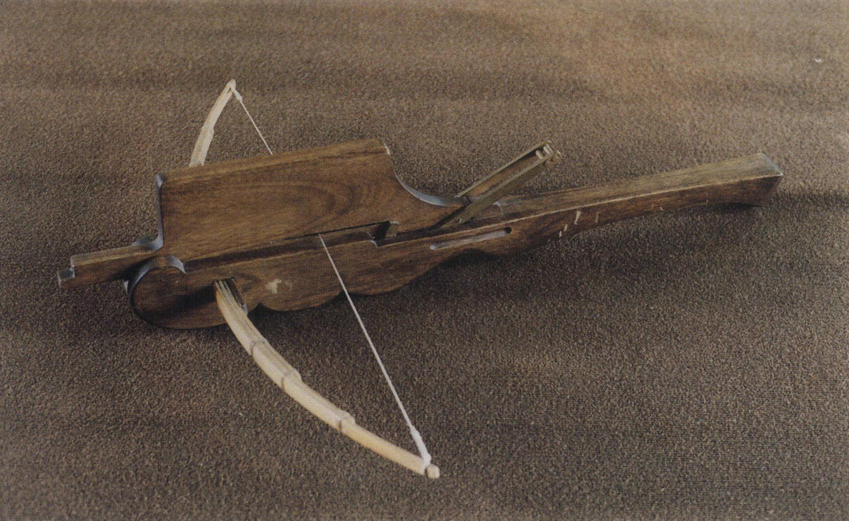 连弩(模型)，传说诸葛亮发明。它带有箭匣，内装箭10支，可连续射击